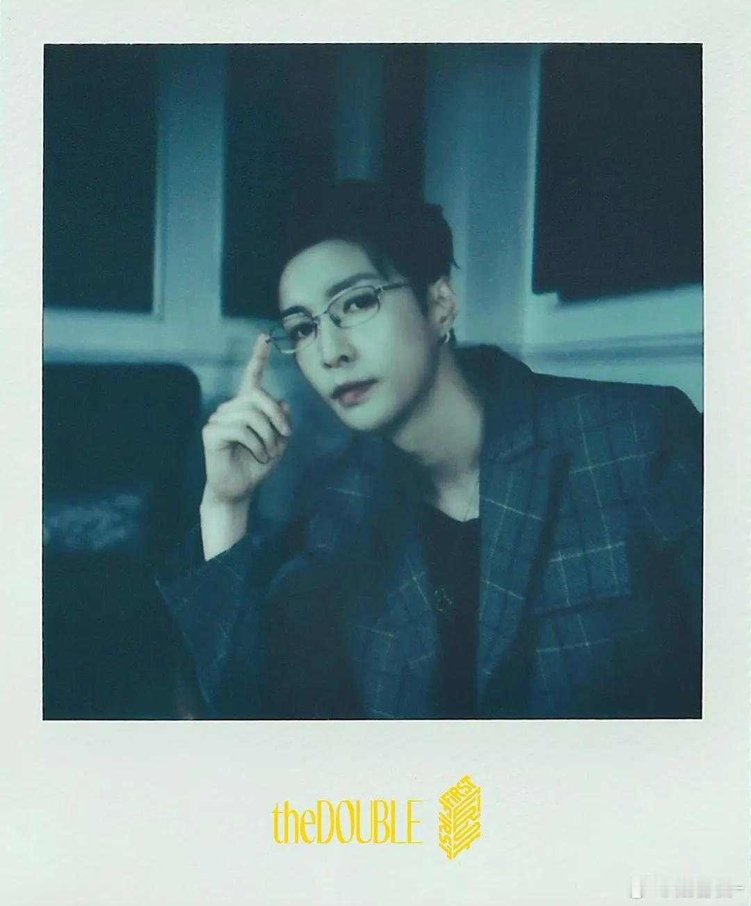 张艺兴theDOUBLE-FIRST特刊封面 