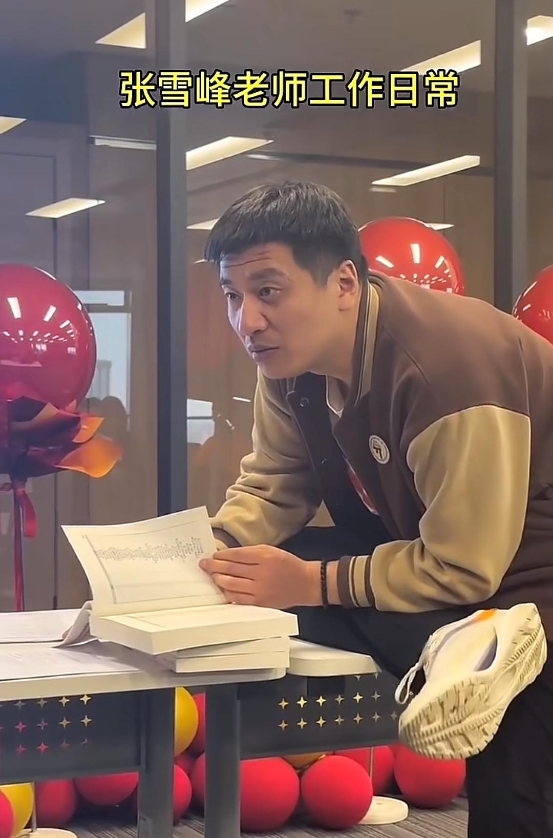 张雪峰的这张工作照，看得令人心疼，这是睡眠严重不足才会有的面容啊。

精神萎靡，