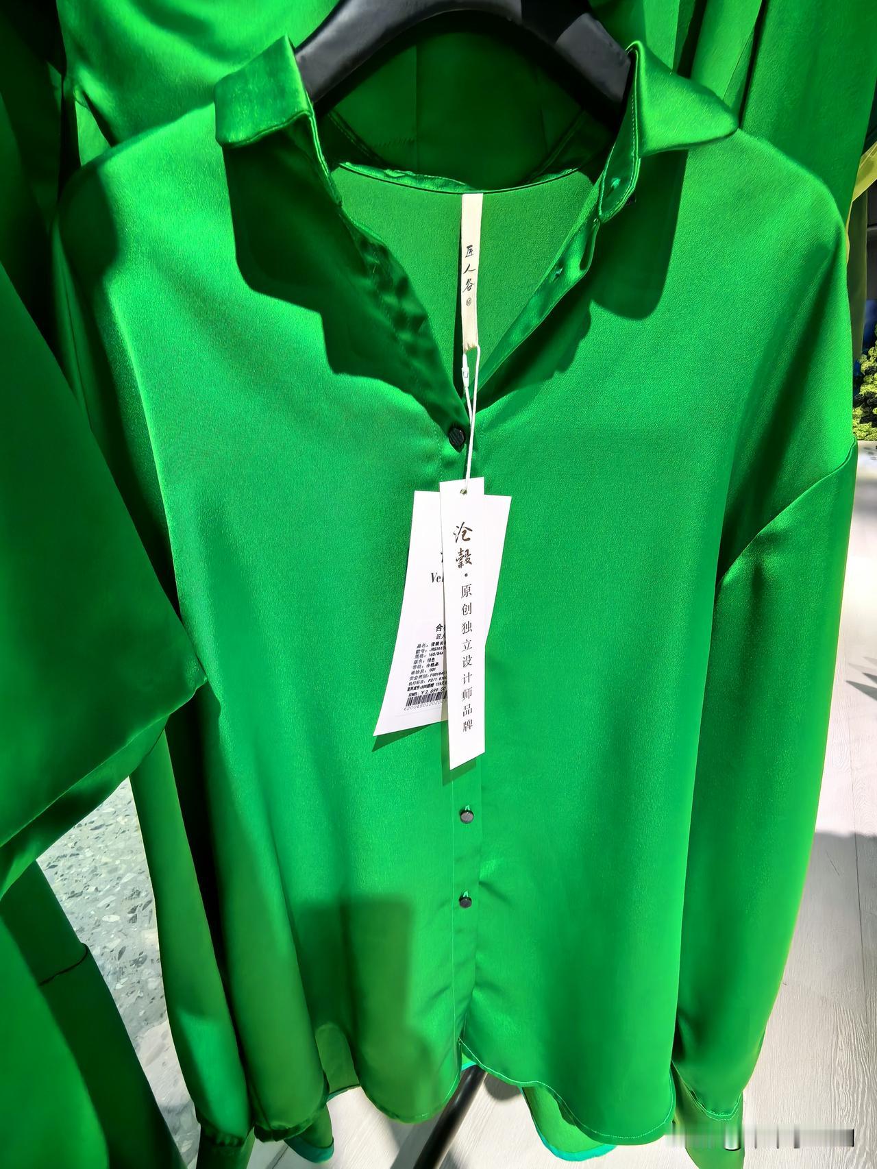 我看到了年轻一代服装
设计师的展台。

当老一辈设计师还在人台上
用皮尺精准测量