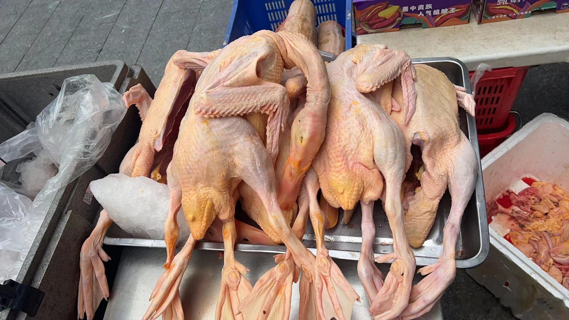 女子用鸭肉冒充鹅肉售卖被判二缓二自己买只鸭当鹅吃，被别人骗还不如自己骗自己，反正