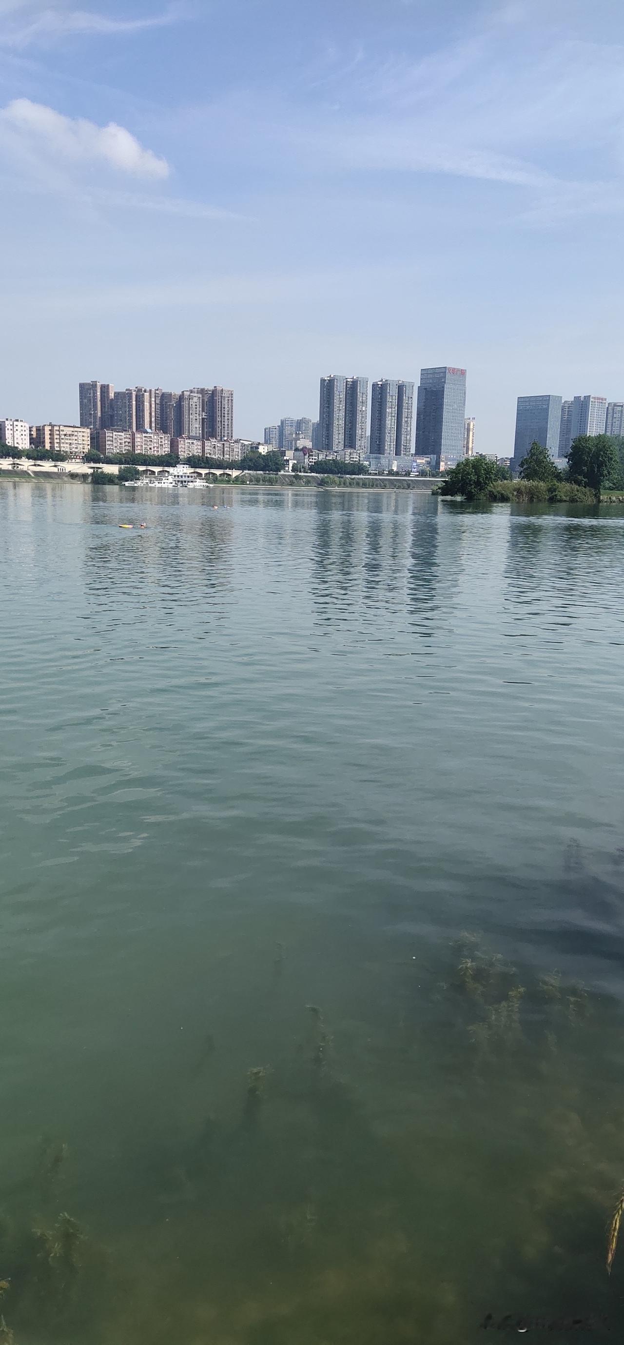 城市与自然的和谐共存，那画面简直绝了！就像在北运河畔，从通惠河出发，一路深入，阴