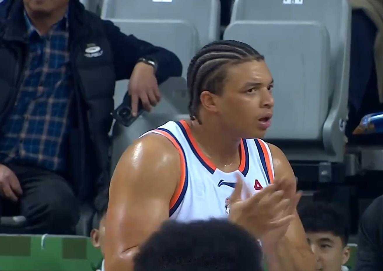 南京男篮vs上海男篮 白色确实显胖