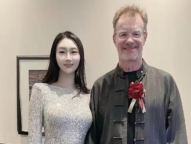 这差距，简直扎眼到离谱！加拿大籍的相声演员大山，在中国娶了温柔漂亮的重庆媳妇甘霖