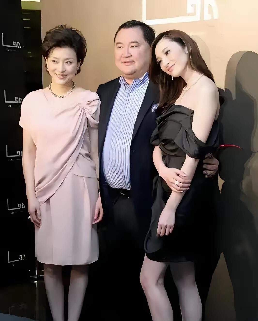 不抱自己的老婆却抱异性朋友，杨澜夫妻俩对外人竟然这么大方吗？杨澜的老公真是一点眼