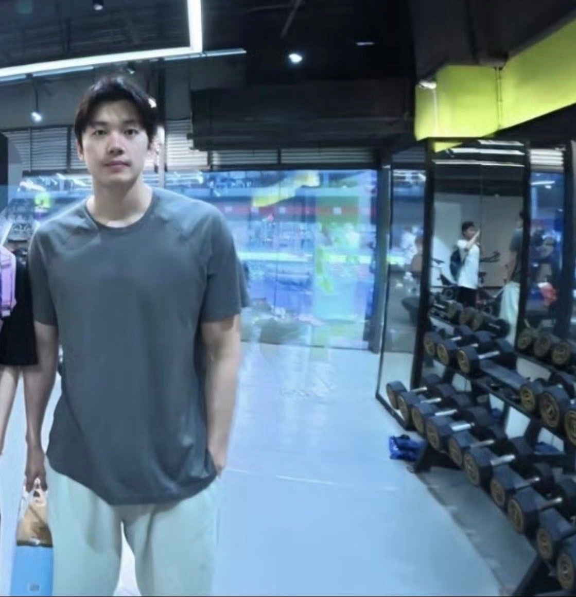 因为镜子，拍照的第三人也入镜了…这何尝不是一张三人合照