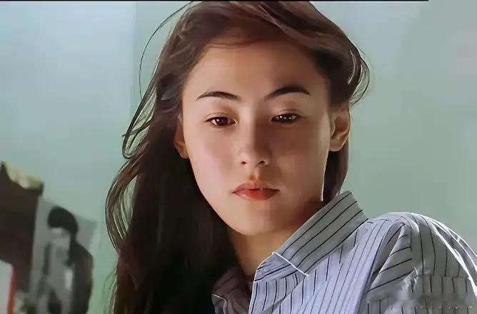 张柏芝去面试《喜剧之王》的女主角，她只用一个动作就征服了周星驰。张柏芝去试镜《喜