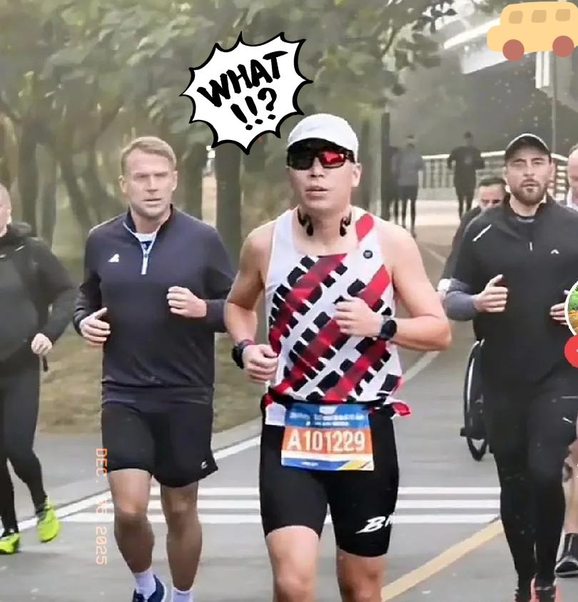 马克龙在成都晨跑的照片，传遍了。

很多人说他迷上了这里的安逸，甚至不想回法国了