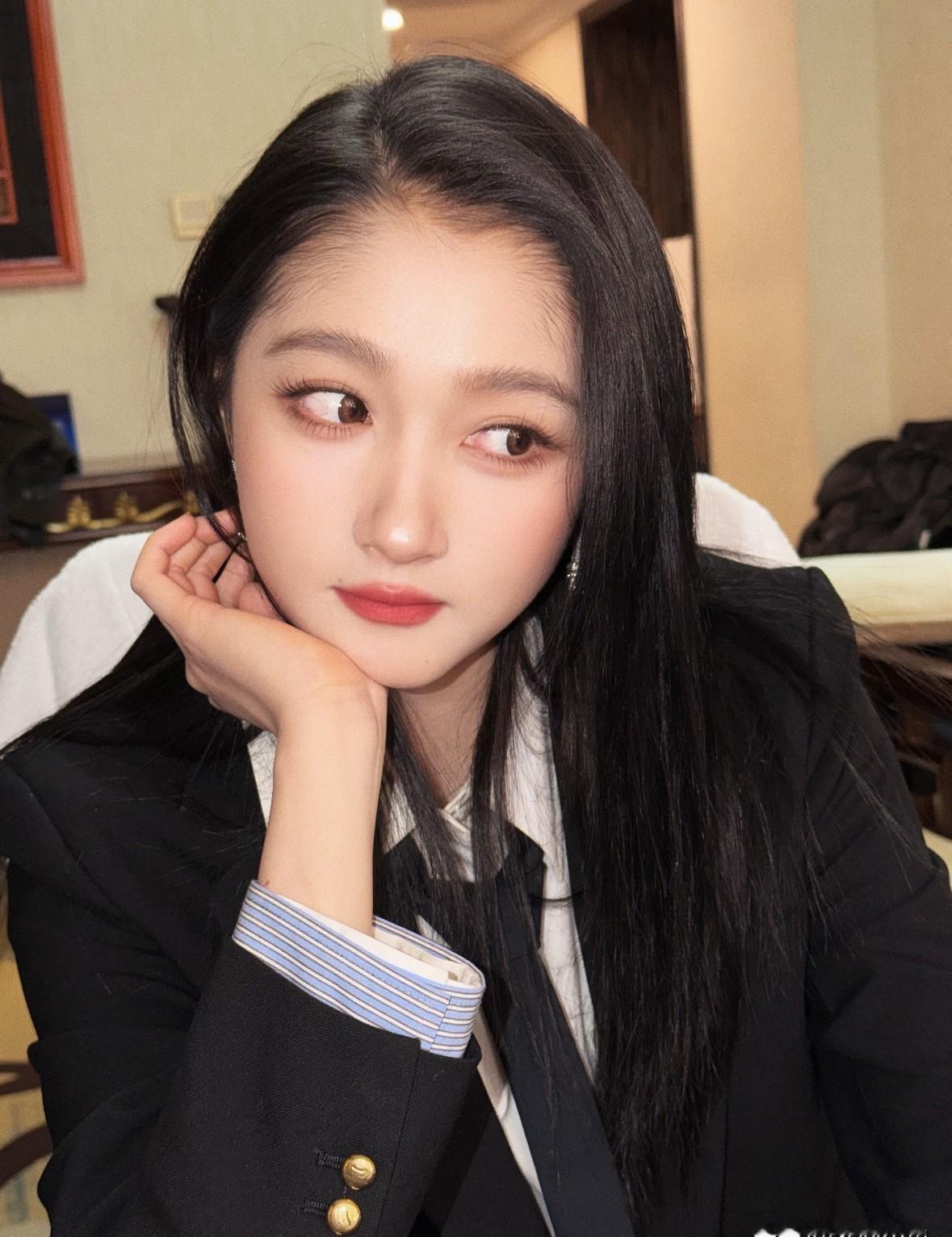 关晓彤这次的黑西装造型，简直像换了个人！
谁还记得当年那个甜妹？
她这次的转型太