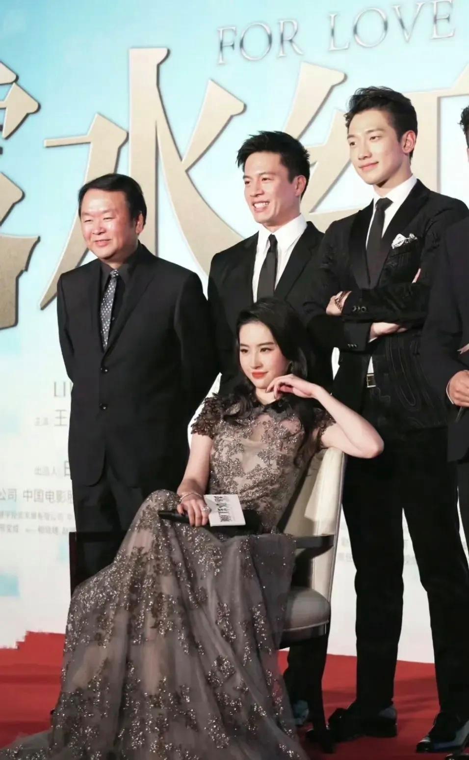 刘亦菲和她的“侍卫们” ​​​