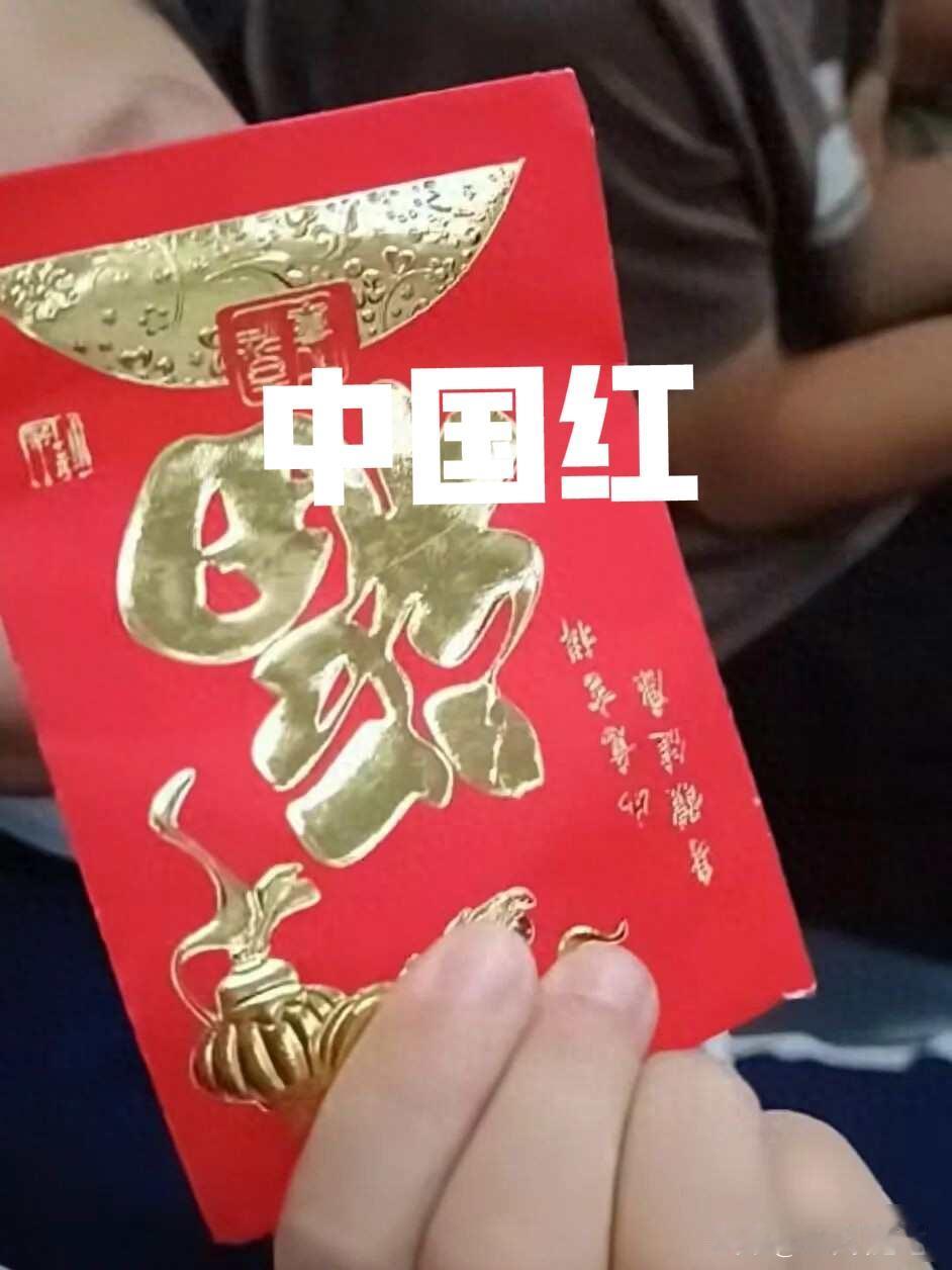 广州地铁上，
10岁小女孩给老人让座，老人掏出红包送上，女孩母亲：一次微不足道的