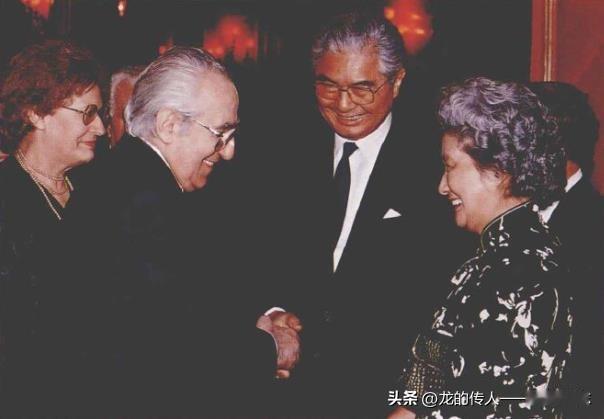 1987年，由荣毅仁率领的中国人大代表团访问希腊，会见希腊议长阿莱夫拉斯夫妇。