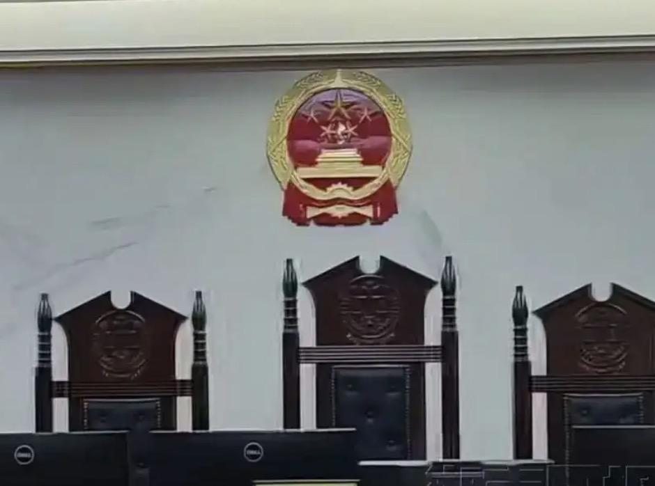 女子考大学被录取到高收费专业，却因父亲无力承担学费，她一纸诉状把父亲给起诉了！