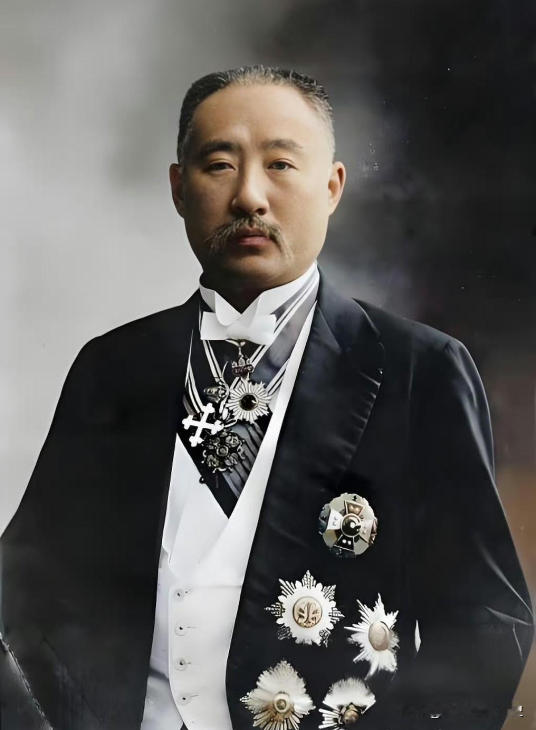 1912年民国初立，司法总长许世英颁布令：法官不得加入任何政党，已入党者须退党，