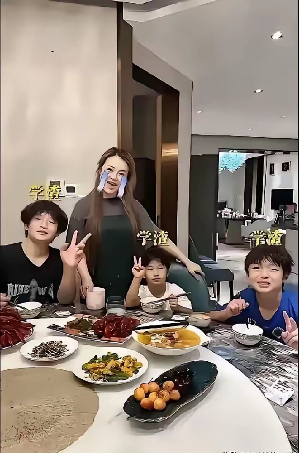 冉莹颖是对外经贸大学毕业的，又是主持人，又是演员，又是模特的，样样都很出色，后来
