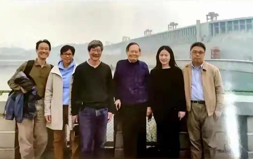 2018年，杨老的子女从美国回来探亲，全家同游三峡拍摄的纪念照。这次出游的同行者