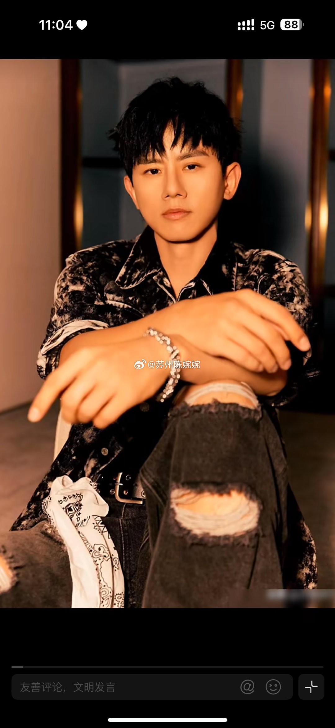 三场演唱会，票卖得一张不剩。  评论区，却彻底沦陷了。  就因为张杰官宣：跨年夜