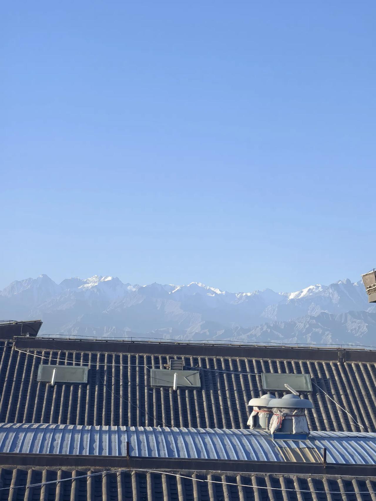 酒泉，肃州，晴空万里。登高南望祁连积雪！据说看到的是祁连山西段冰川，直线距离约百