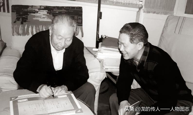 华国锋晚年在住所和秘书曹万贵在一起。