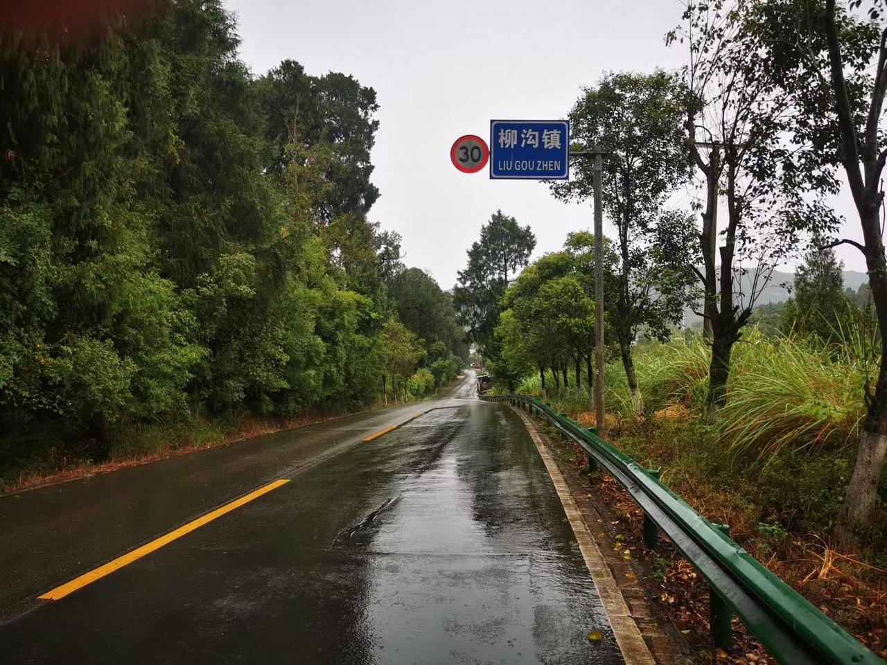 这个人遇到了行贿零容，今日要上庭受审。
事件本不复杂：中国一新能源企业39岁高管