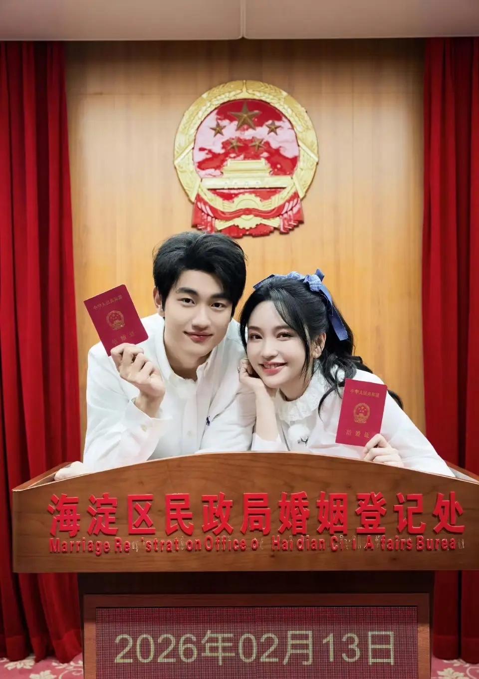 今天娱乐圈里最大的喜事，就是金莎和她的小男友领证结婚了。

而且这次他们两个算是