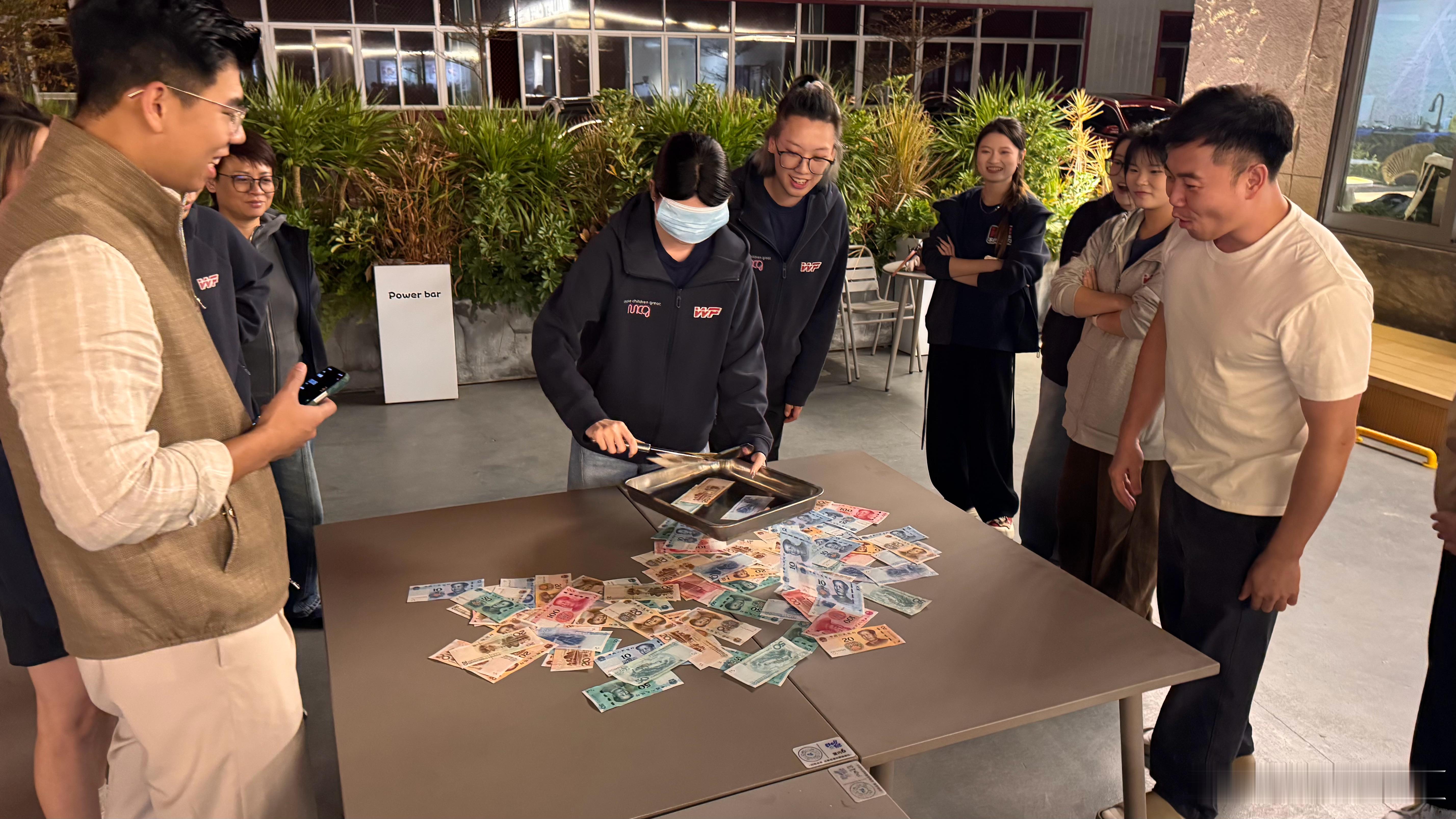 是谁发明这游戏的？起哄越厉害，越表明铲不到钱…而明知道铲不到的人，却会被这起哄带