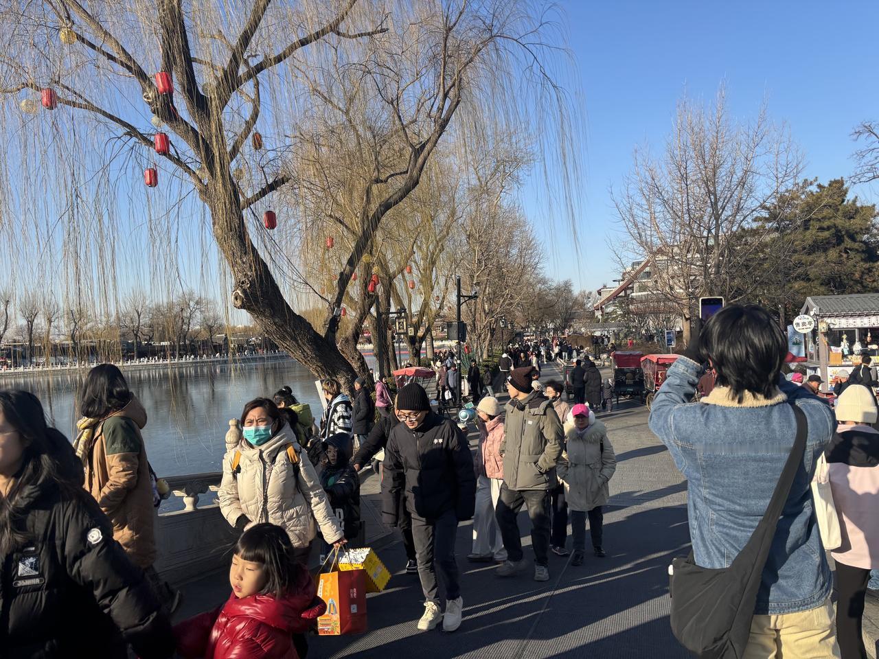 畅游-什刹海

文/青云
冬至来临霜意狂，冷寒邦，逛皇家园林，皆落叶凝霜，素裹扮