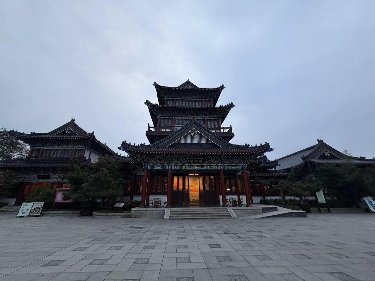 现在凤凰阁终于被充分利用起来，可以一边品茶，一边坐在高处静静地看风景。