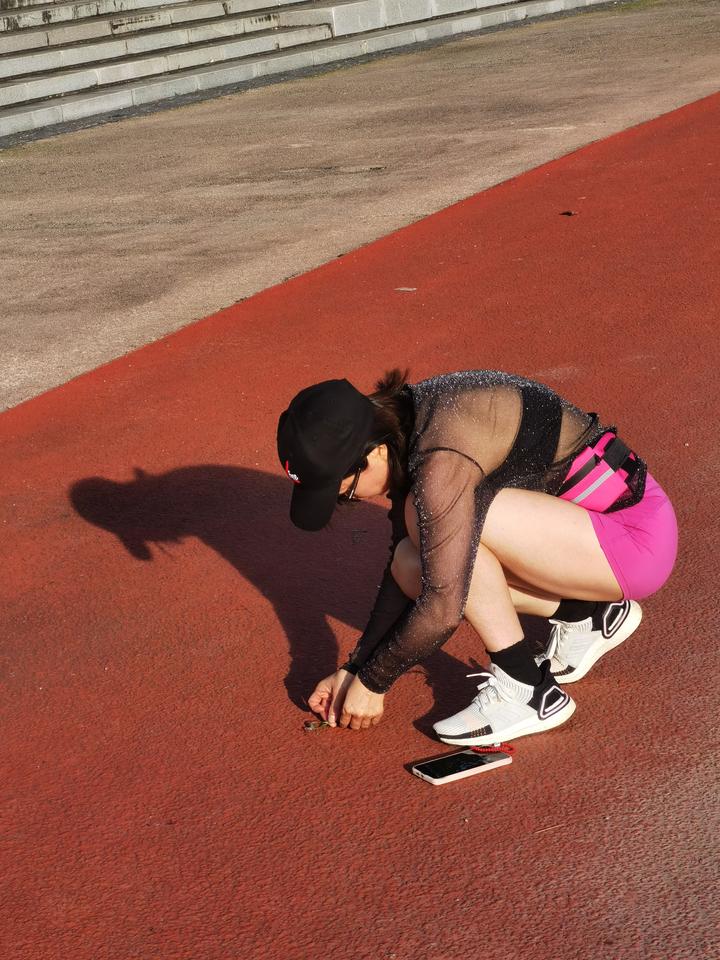 女教练救助跑道上的小青虫，太有爱心了。健身运动女教练 女教练康复日常 洋泾湖