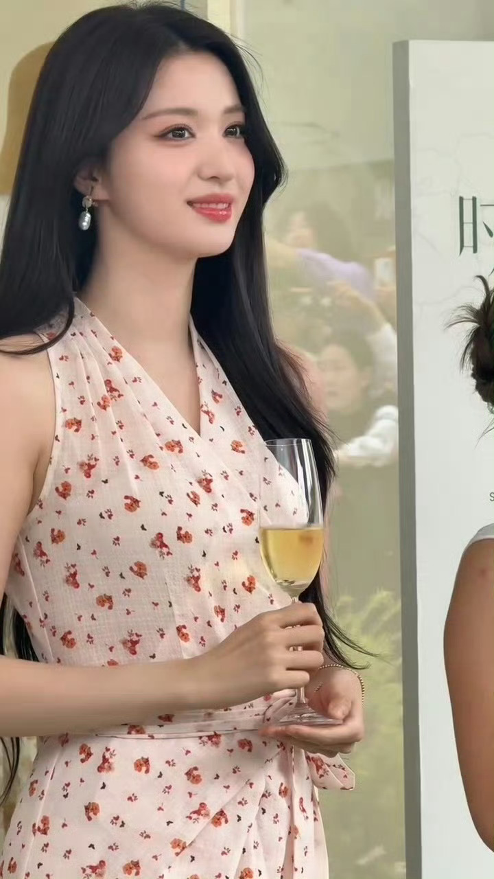 王楚然粉色碎花裙粉色碎花裙的王楚然，是仙女吧