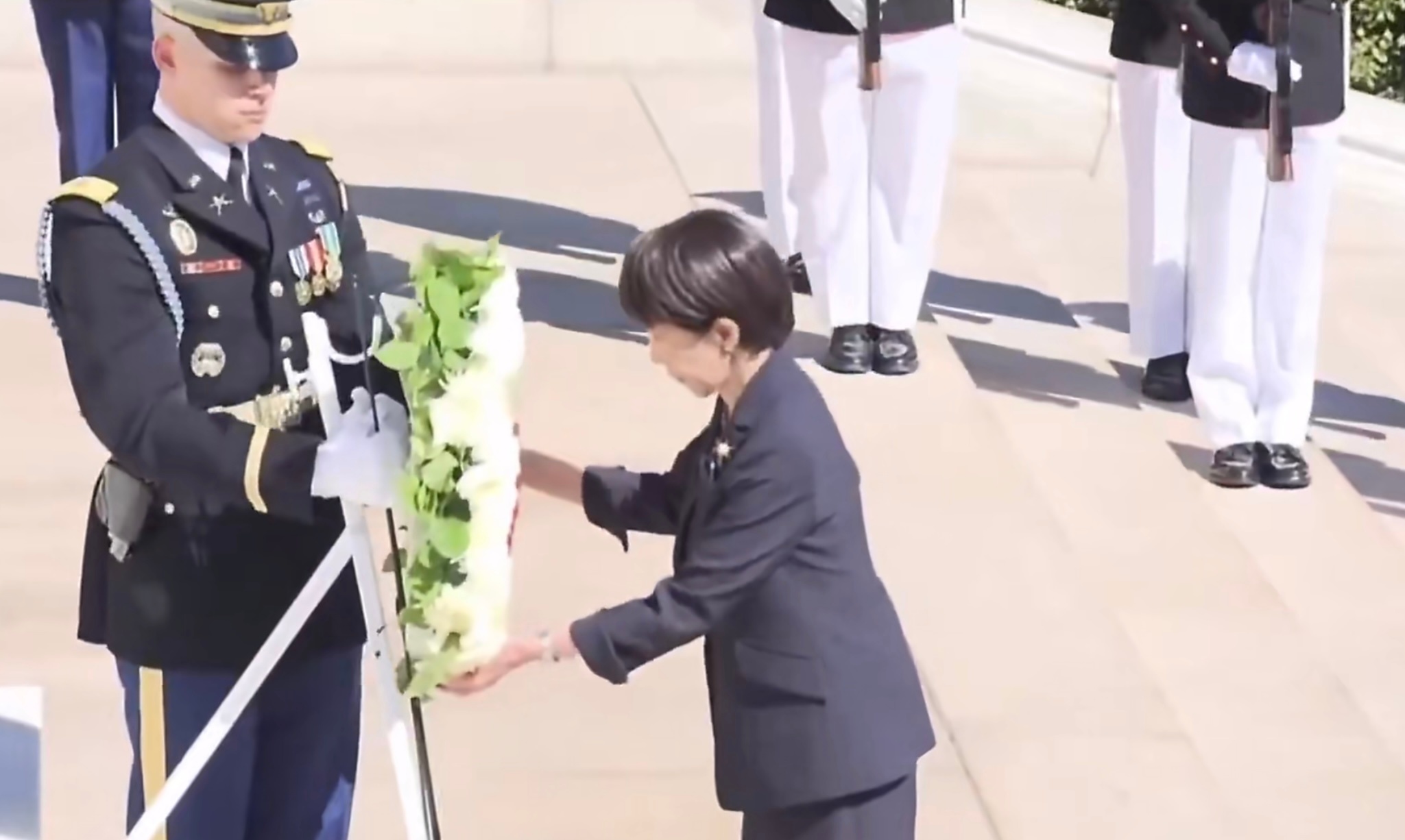 高市早苗向击败占领日本美军士兵献花填空题（2分）___ ，还是得训啊