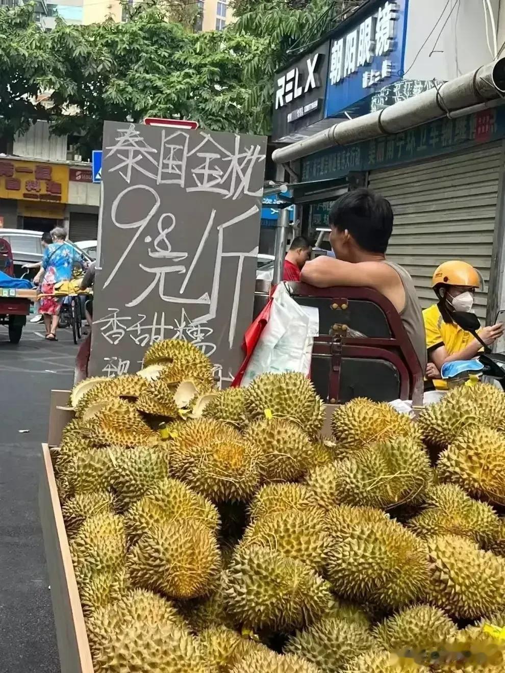 卖榴莲的小贩子套路深、手段高、脑筋活，买榴莲的一不小心就踩雷了。乍一看，他卖榴莲