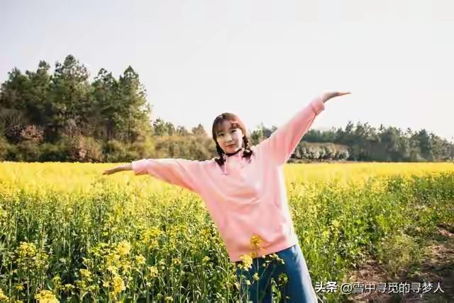 这段话很有哲理，讲述了人生的智慧和心态调整：

人生是一段过程，荣华富贵如花间露