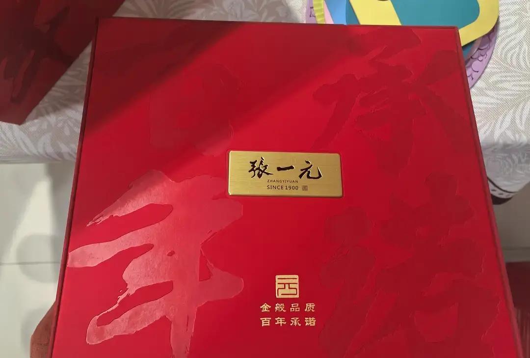 女儿初三带男朋友上门，我们按老规矩摆了一桌好菜，亲戚也到场撑场面。

男方拎来两