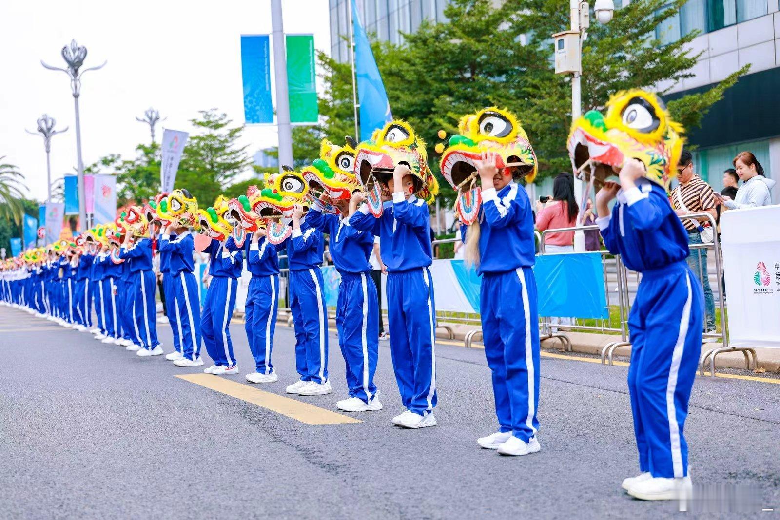 深圳校服与十五运火炬同框十五运火炬熊熊燃烧，身旁深圳校服少年笑容灿烂，运动精神与