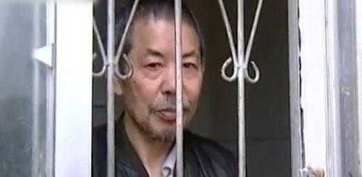 村民徐林东就因为帮残疾女邻居写了几封维权信，走在路上突然被硬生生拽上车，直接被扔