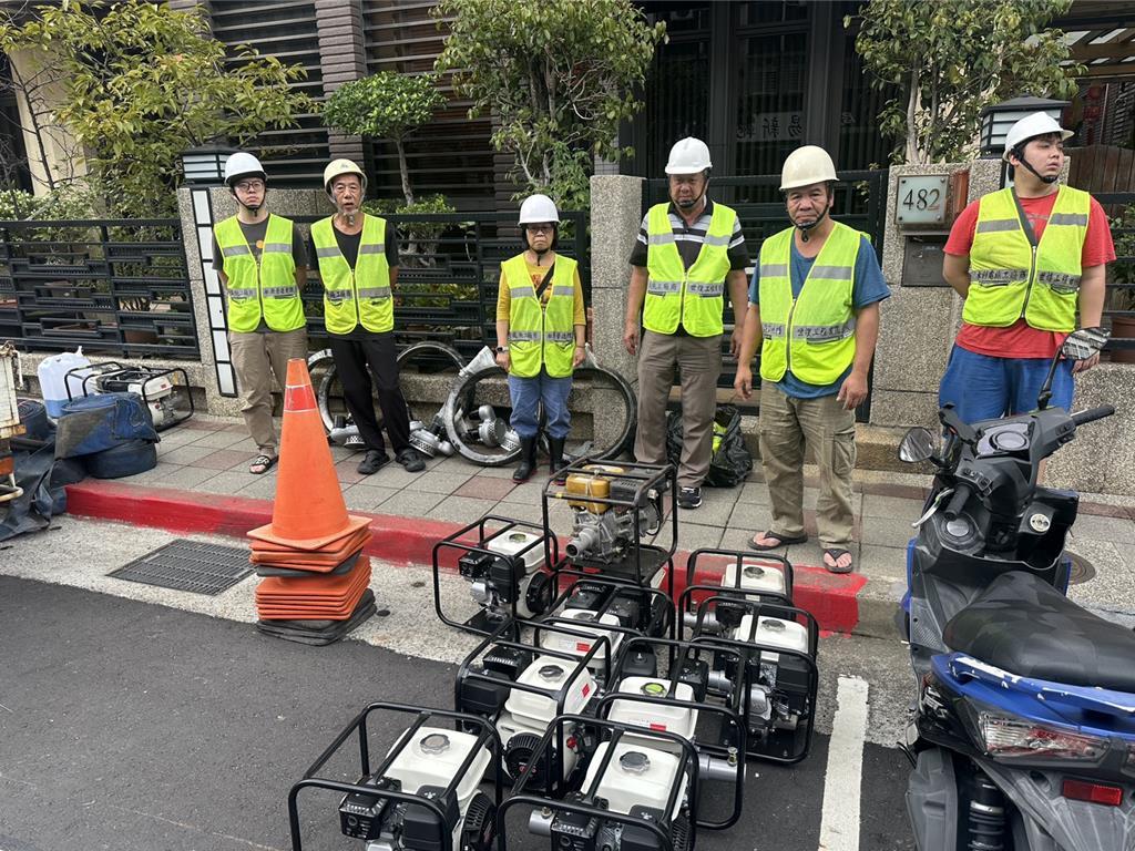 蒋万安:首批物资已出发。凤凰台风袭台,宜兰由于豪大雨影响,包含苏澳等地区都出现严