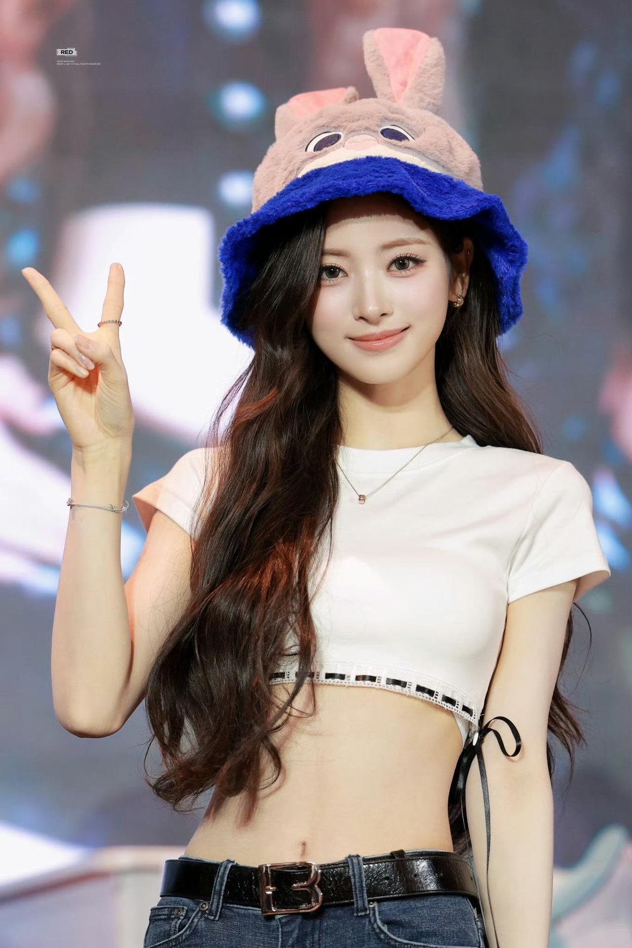 谁能拒绝戴兔耳帽的甜妹！妆容清透少女感