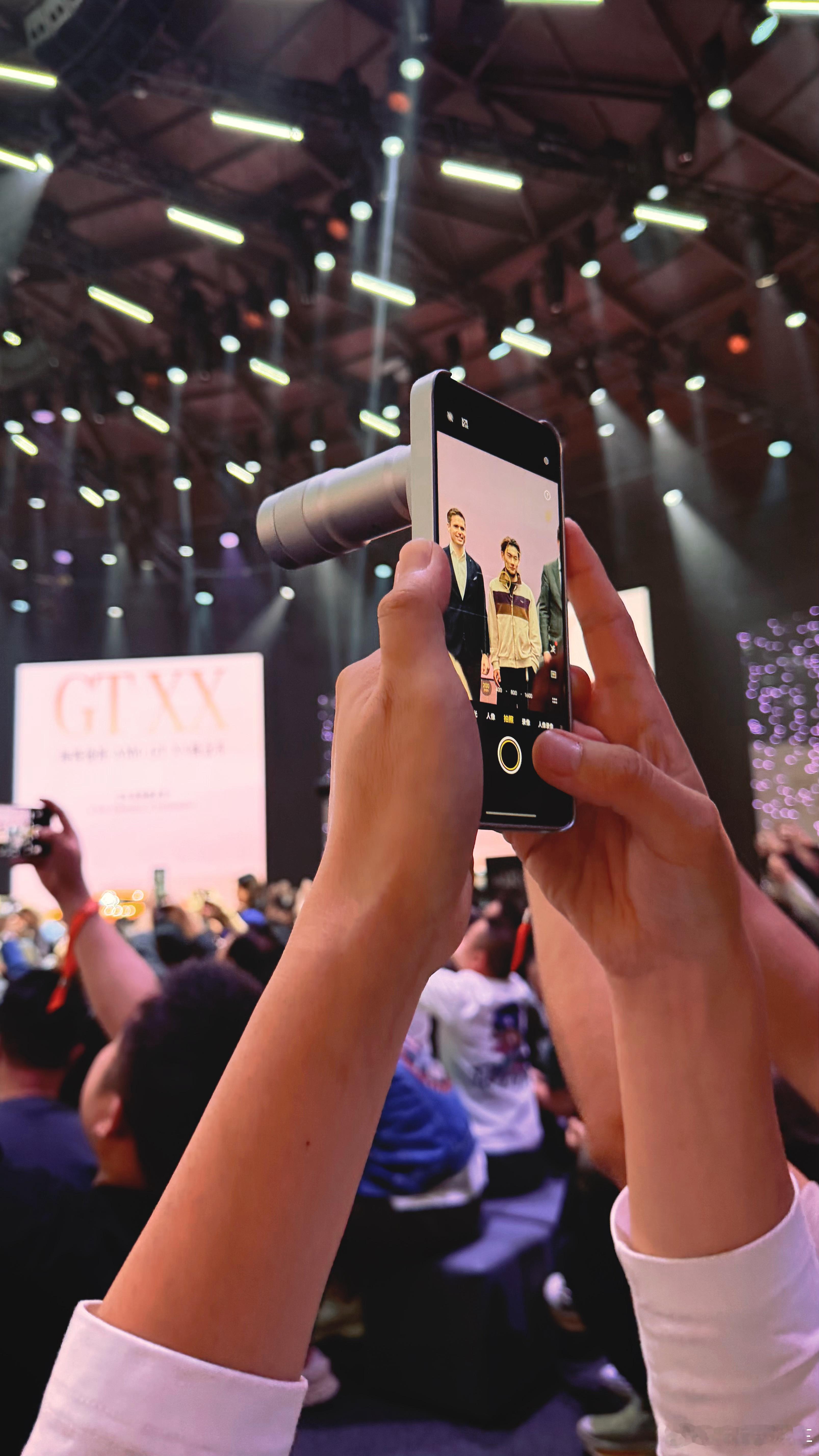 苏翊鸣出场这也太帅了！你去当站哥吧，拍得太好了，原图直出2026北京车展全新奔驰