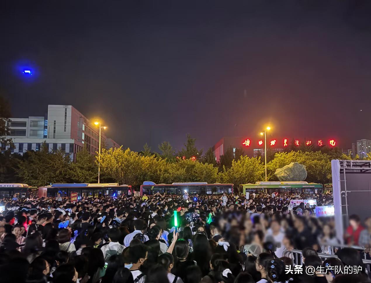 早就听闻贵阳奥体中心散场体验糟糕，没想到亲自经历后，才知道网上的吐槽竟毫不夸张—