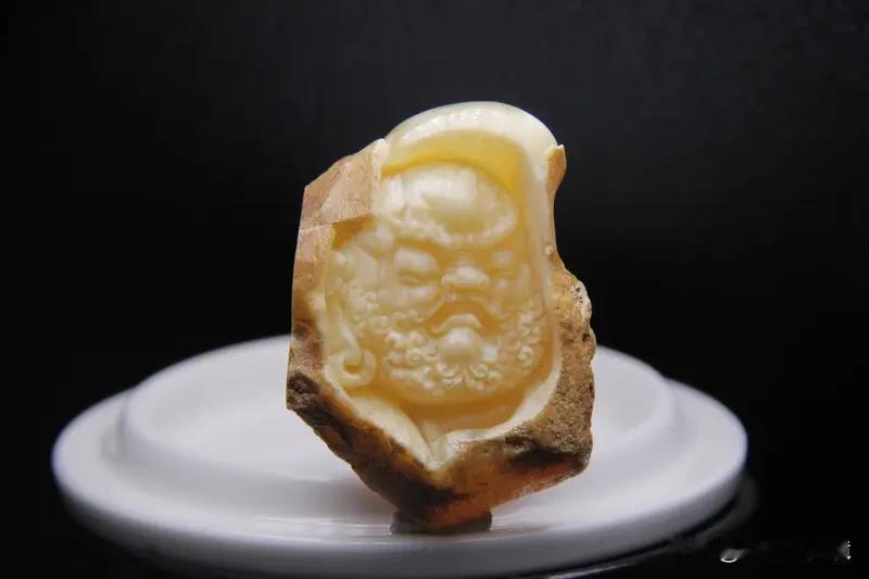 男子用蜜蜡脱胡子效果惊到网友 刷到个超炸裂的视频，一男子用蜜蜡脱胡子，效果直接惊