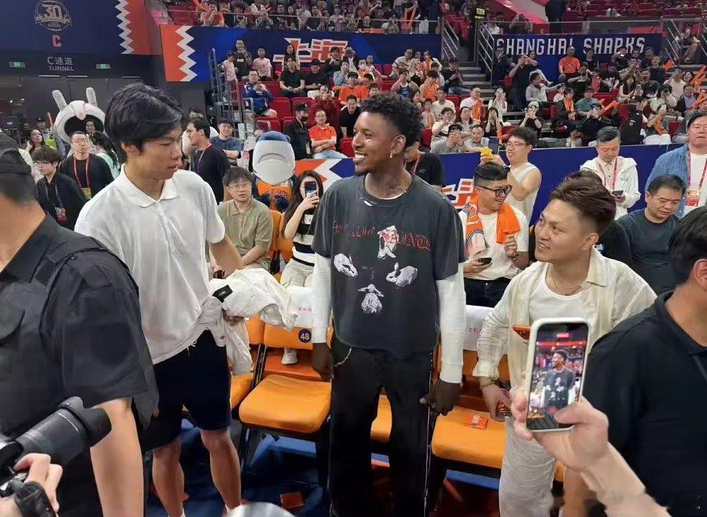 “单打王”突然现身上海，引爆了整个球馆气氛。据媒体人薛思佳报道，前NBA球星尼克