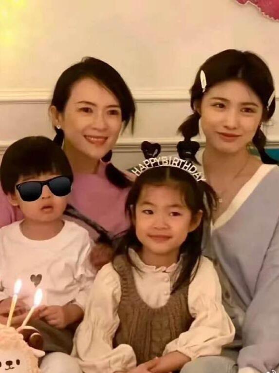 章子怡与女儿醒醒、小儿子的日常，充满接地气又有爱的趣事，下面挑几件生动的说说。