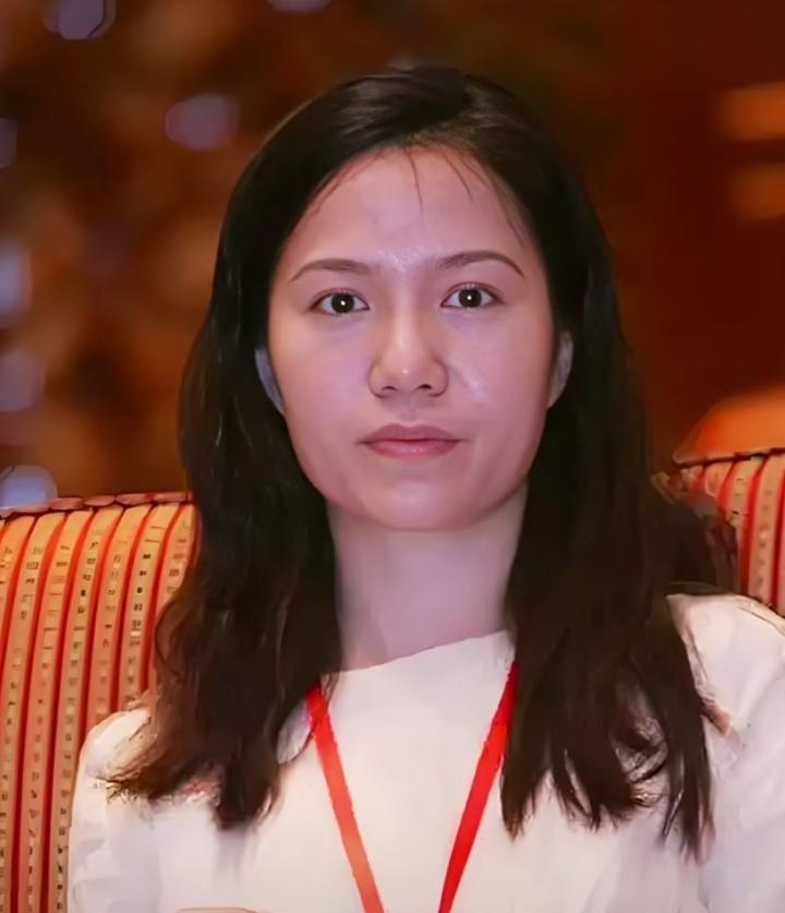 看完翁帆搬离院士独栋别墅这件事，内心满是感慨与敬佩。
归根居本就是清华公有的院士