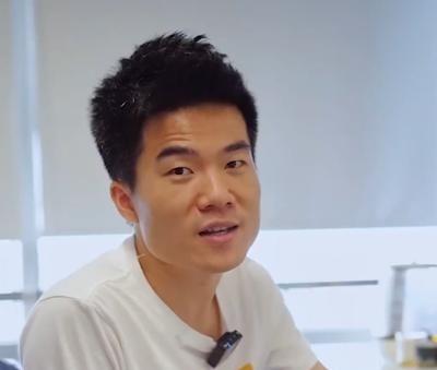 董宇辉的话，其实预示过张雪峰的结局。此前他在直播中被问及张雪峰时坦言：“我看张雪