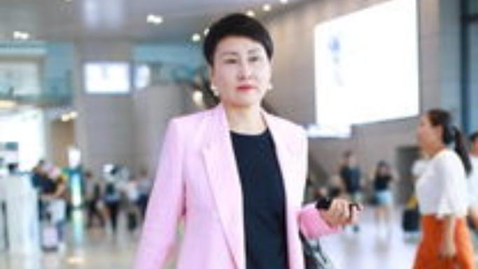 你知道吗？64岁的张凯丽最近在两会相关的青年寄语里，把“不吃压力”的通透活法讲得
