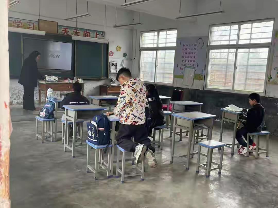 超负荷的县城学校挤满了疲惫的师生一边是资源的闲置，一边是人满为患，造成教育无序发