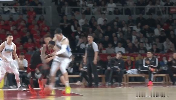 周琦又送出违体犯规，回防一把拉住史密斯




周琦这一球没必要，回防直接拉住史