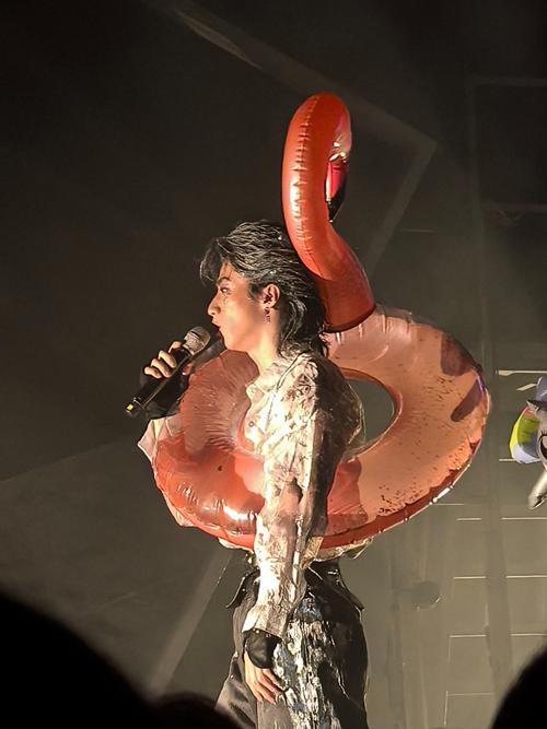 Ella陈嘉桦在西安演唱会互动环节，身穿露脐装现场展示“真空腹”，深吸气后小腹凹