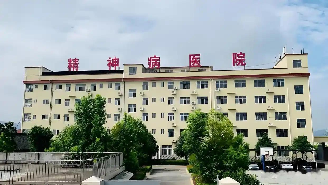 自杀怕疼，她捅了70岁老人6刀：只想让国家“帮”她死

内蒙古。一个女子，跟死亡
