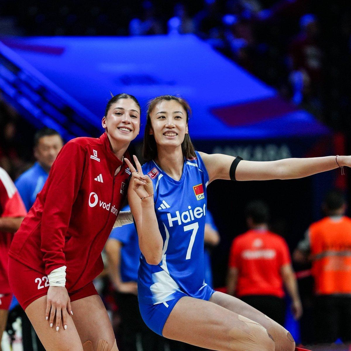 王媛媛中国女排王媛媛赛前和俱乐部队友伊尔金合影 